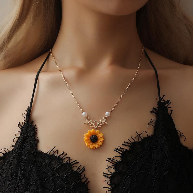 Fascinating Pearl Sunflower Necklace